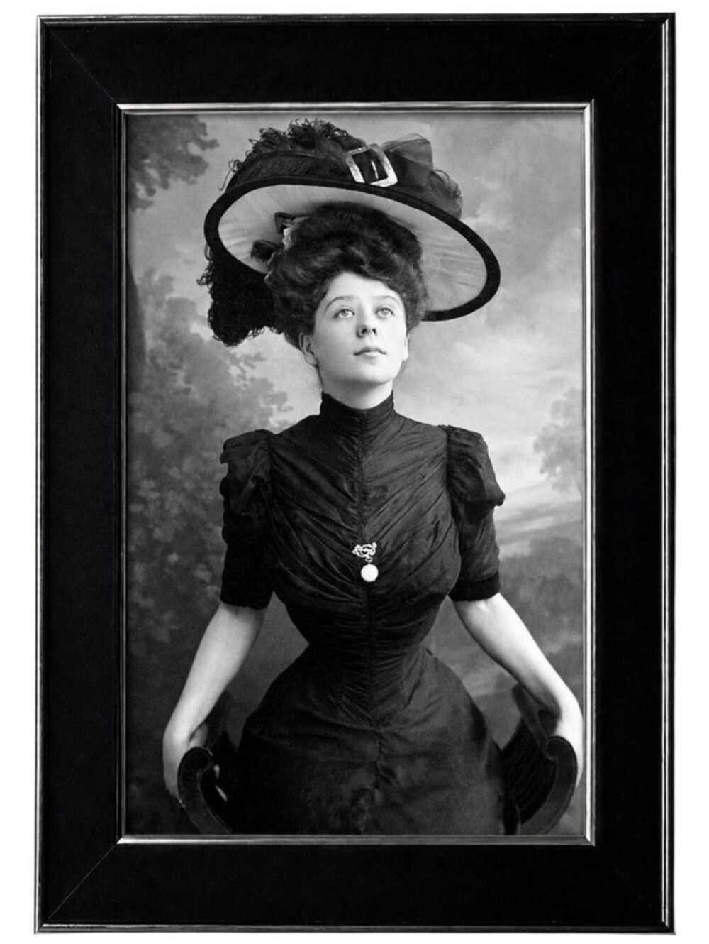 Beautiful Victorian woman in dress vintage Vin Beauty Fashion 1900s Framed Photo